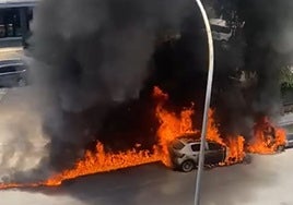Un coche arde en los Remedios tras una noche de incendios en Sevilla