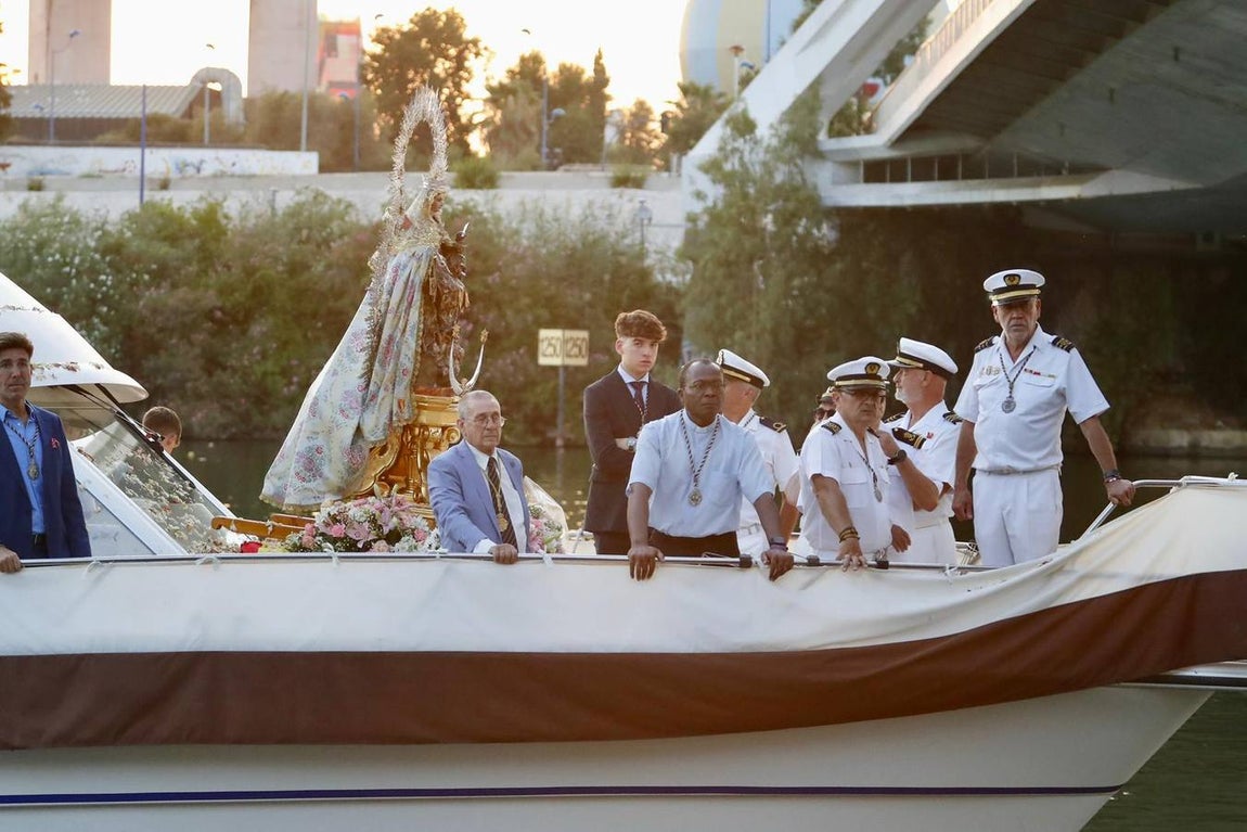 La Virgen del Carmen de Calatrava fue llevada hasta un barco para hacer su recorrido fluvial por el Guadalquivir