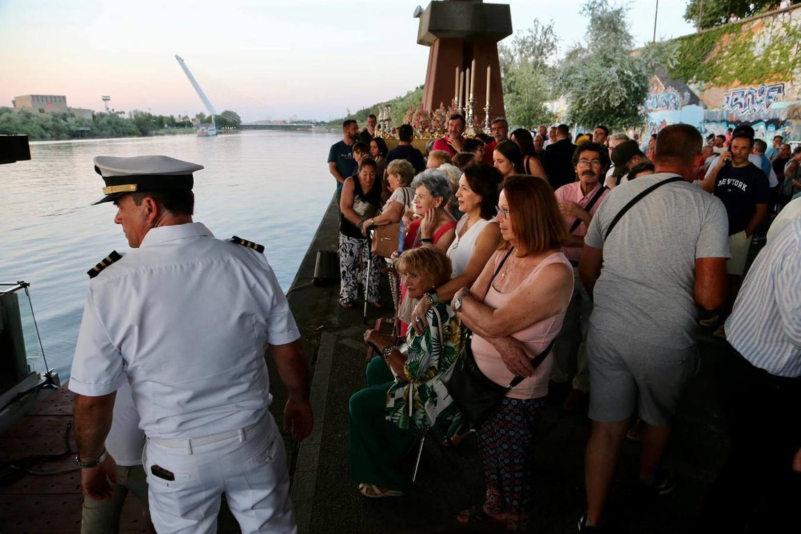 La Virgen del Carmen de Calatrava fue llevada hasta un barco para hacer su recorrido fluvial por el Guadalquivir