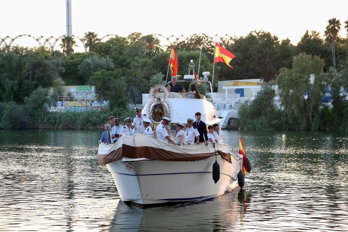 La Virgen del Carmen de Calatrava fue llevada hasta un barco para hacer su recorrido fluvial por el Guadalquivir