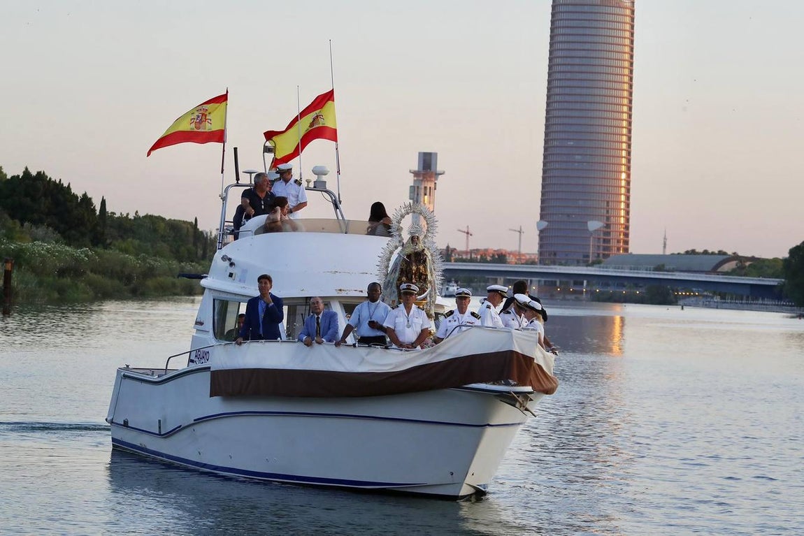 La Virgen del Carmen de Calatrava fue llevada hasta un barco para hacer su recorrido fluvial por el Guadalquivir