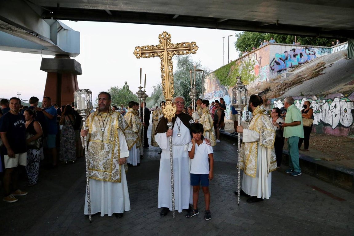 La Virgen del Carmen de Calatrava fue llevada hasta un barco para hacer su recorrido fluvial por el Guadalquivir