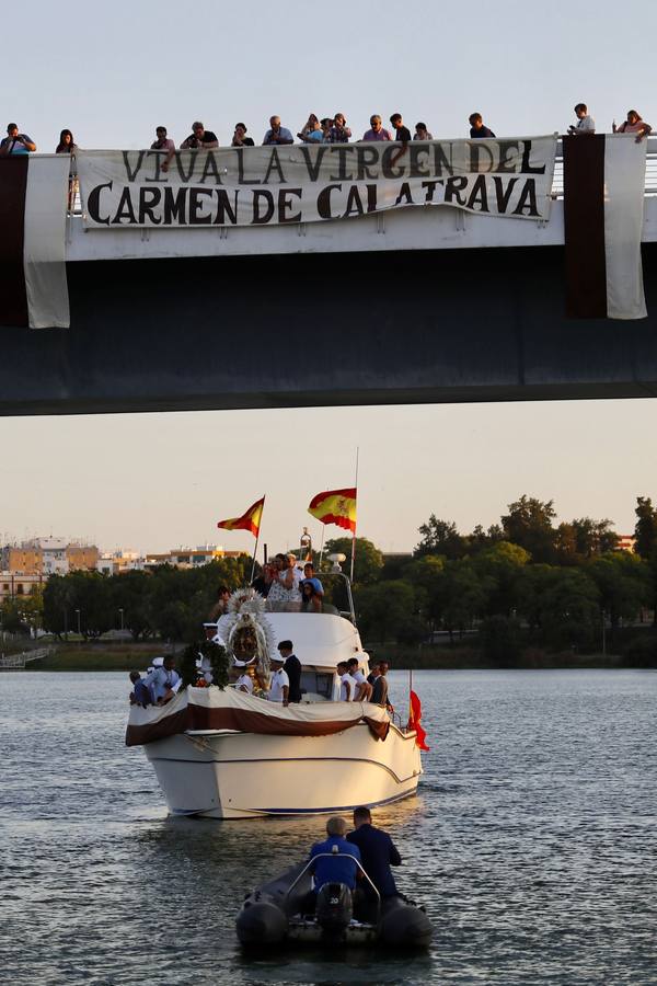 La Virgen del Carmen de Calatrava fue llevada hasta un barco para hacer su recorrido fluvial por el Guadalquivir