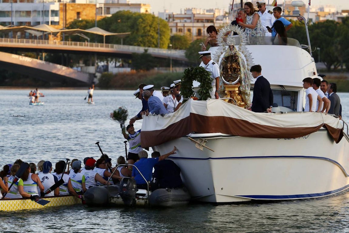La Virgen del Carmen de Calatrava fue llevada hasta un barco para hacer su recorrido fluvial por el Guadalquivir