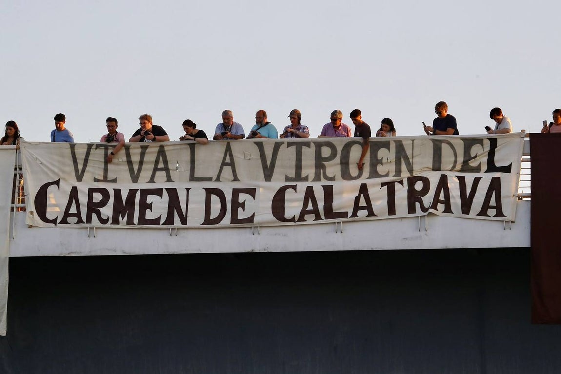 La Virgen del Carmen de Calatrava fue llevada hasta un barco para hacer su recorrido fluvial por el Guadalquivir