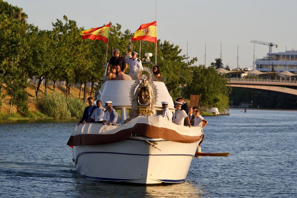 La Virgen del Carmen de Calatrava fue llevada hasta un barco para hacer su recorrido fluvial por el Guadalquivir