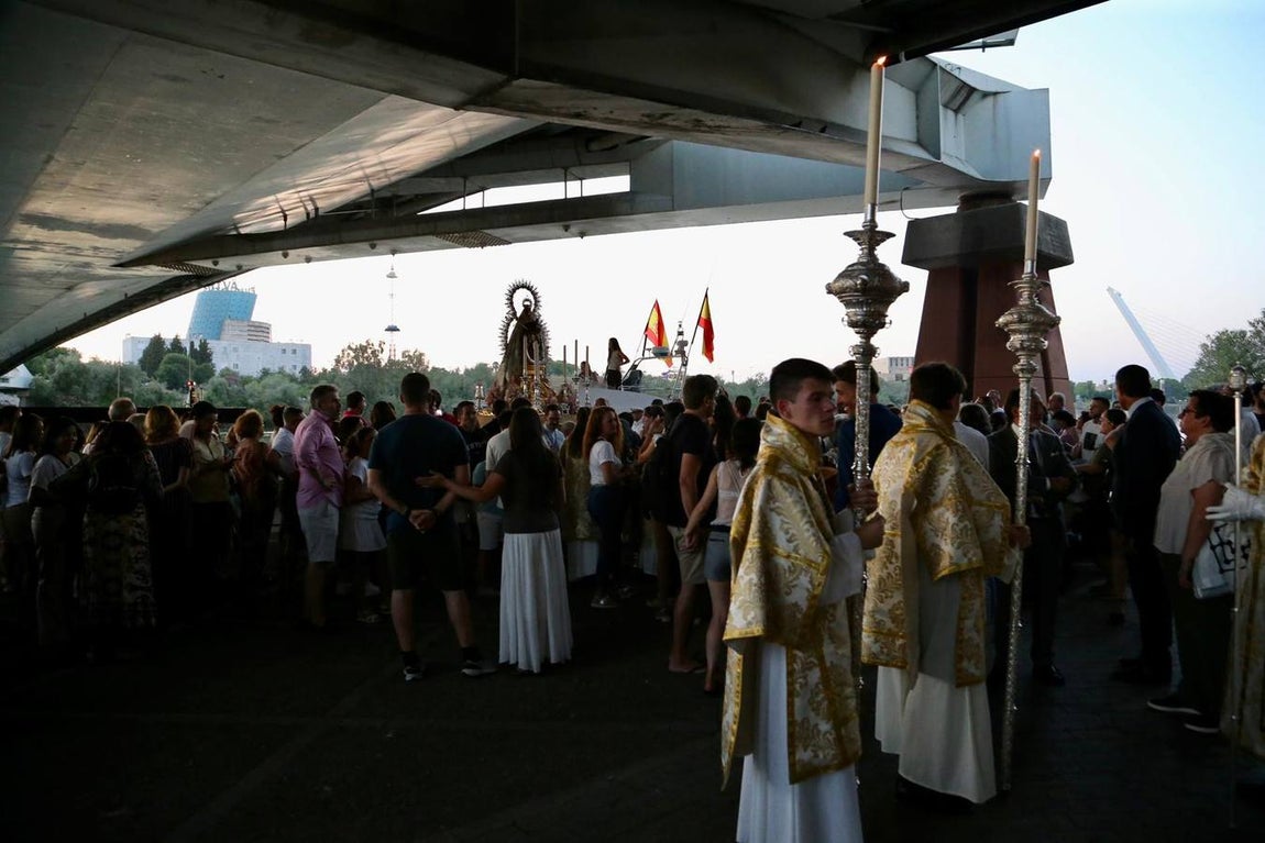 La Virgen del Carmen de Calatrava fue llevada hasta un barco para hacer su recorrido fluvial por el Guadalquivir