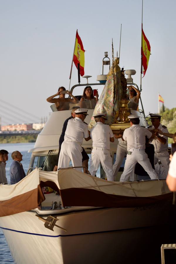 La Virgen del Carmen de Calatrava fue llevada hasta un barco para hacer su recorrido fluvial por el Guadalquivir