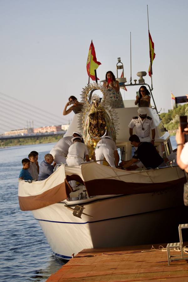 La Virgen del Carmen de Calatrava fue llevada hasta un barco para hacer su recorrido fluvial por el Guadalquivir