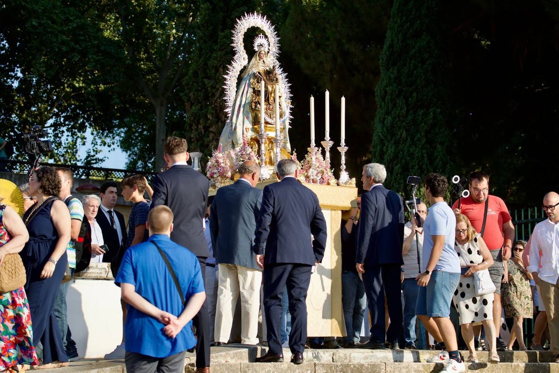 La Virgen del Carmen de Calatrava fue llevada hasta un barco para hacer su recorrido fluvial por el Guadalquivir