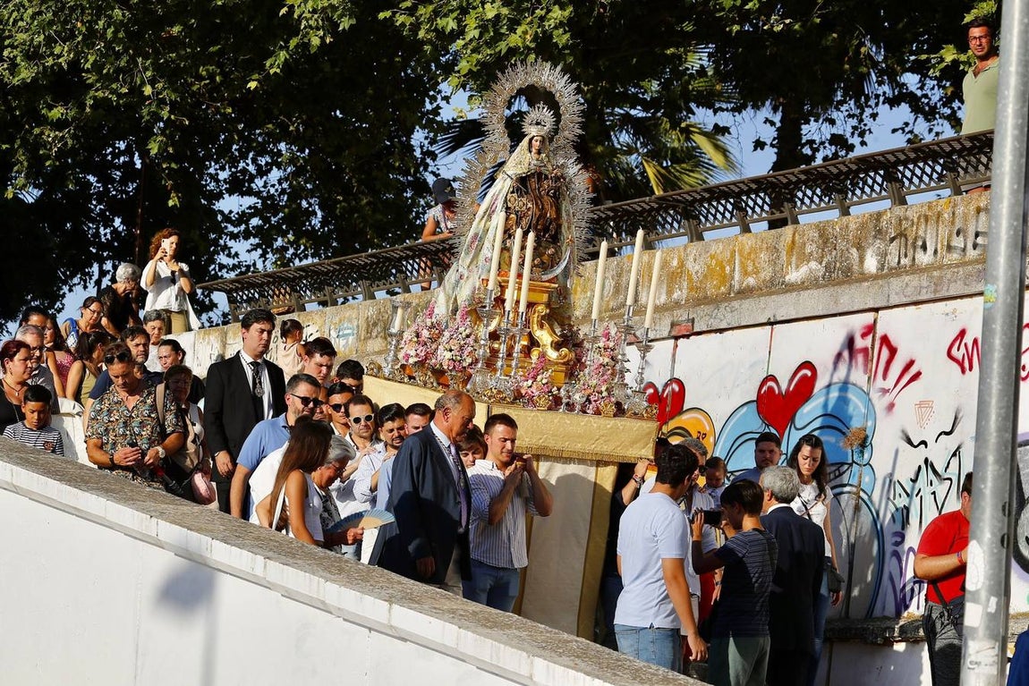La Virgen del Carmen de Calatrava fue llevada hasta un barco para hacer su recorrido fluvial por el Guadalquivir