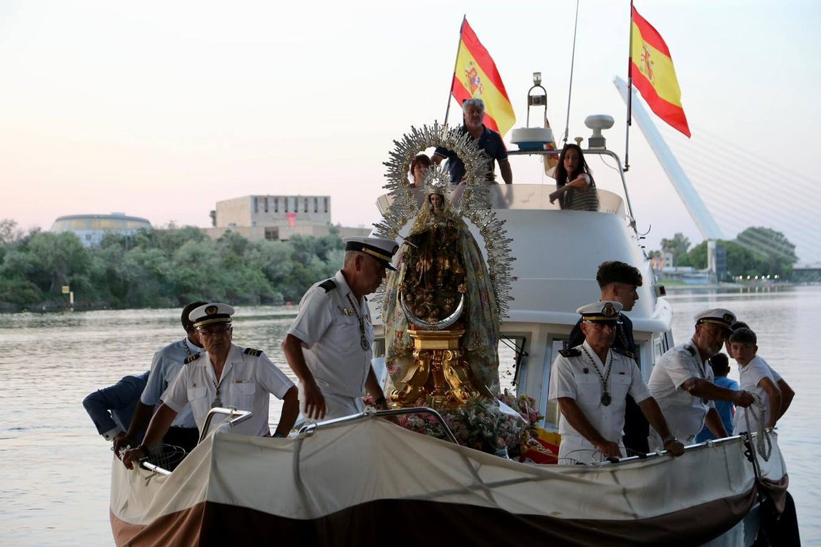 La Virgen del Carmen de Calatrava fue llevada hasta un barco para hacer su recorrido fluvial por el Guadalquivir