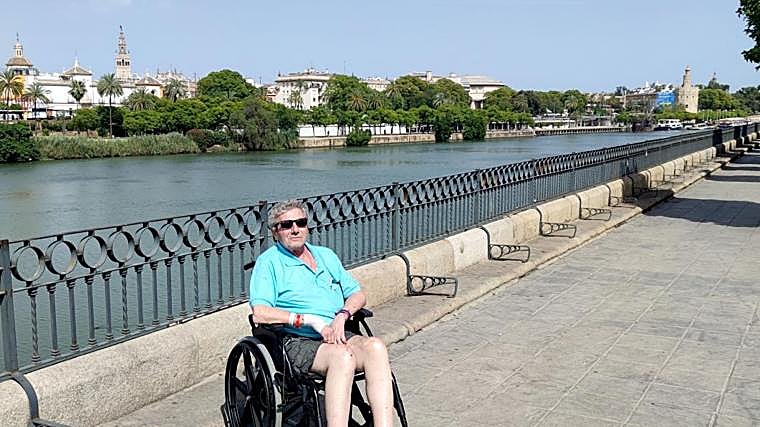 Juan junto al Río Guadalquivir