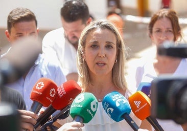 La alcaldesa de Alcalá de Guadaíra, Ana Isabel Jiménez, atiende a los medios para informar sobre los muertos en la obra