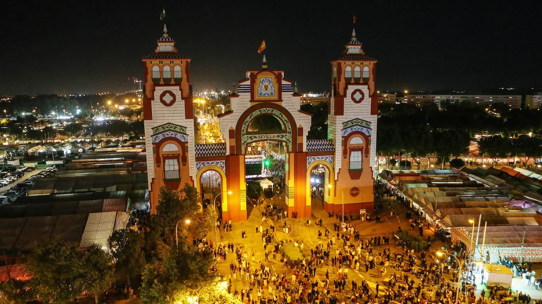 Vista aérea de la portada de la Feria de Sevilla 2025, poco antes del alumbrado