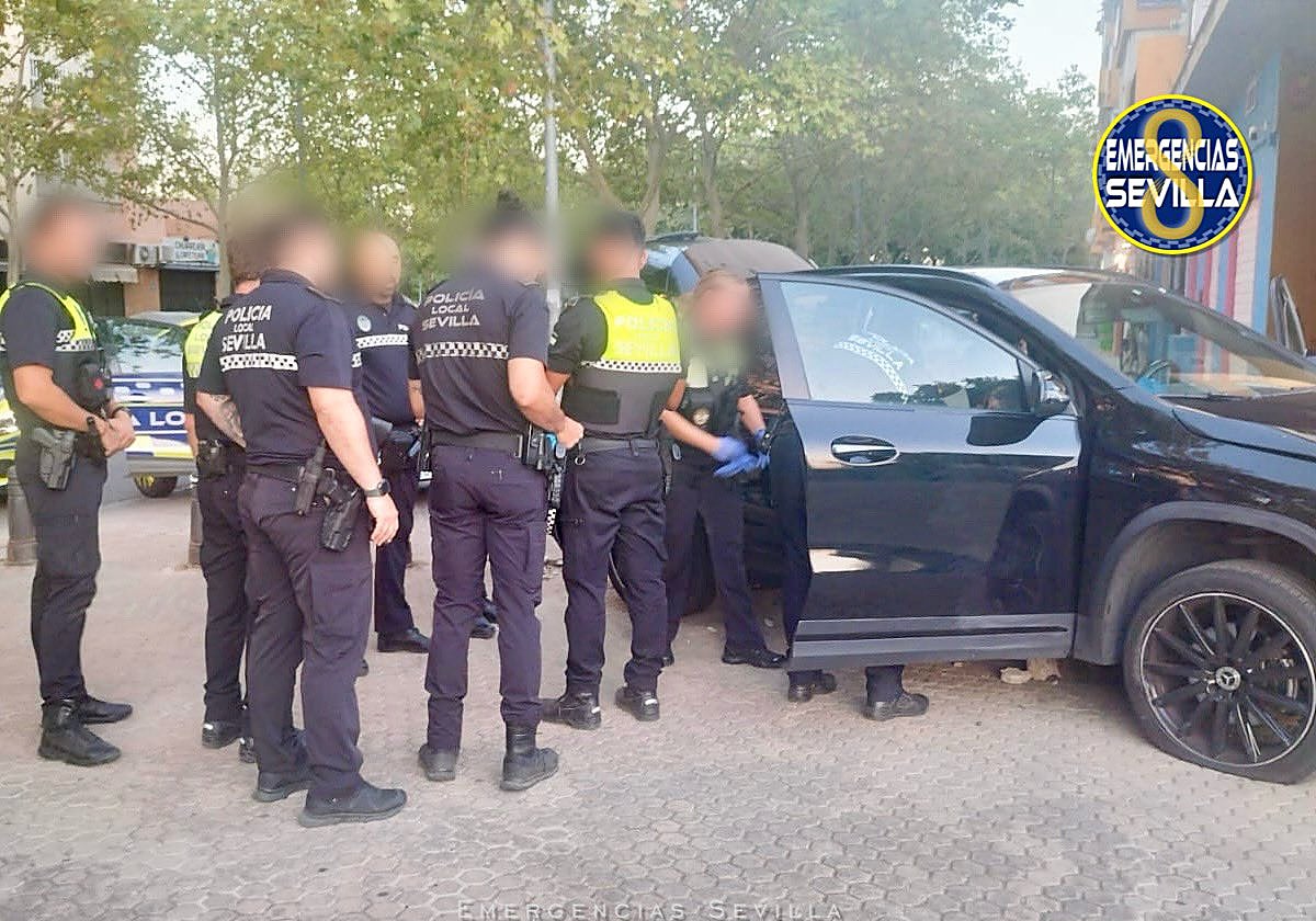 Agentes de la Policía Local en el momento en el que han detenido al varón tras la persecución callejera