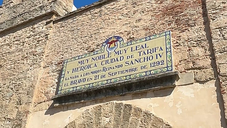 Puerta de Jerez de la Villa de Tarifa, con placa cerámica de mediados del s. XX que recuerda la conquista. La cerámica es de Mensaque (Triana)