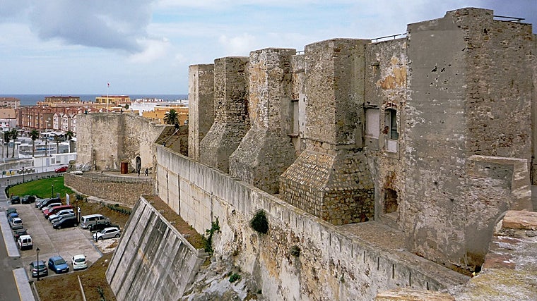 El Castillo de Tarifa con la Torre del Homenaje al fondo, lugar desde donde la tradición cuenta que Guzmán el Bueno lanzó el cuchillo para que ejecutaran a su hijo.