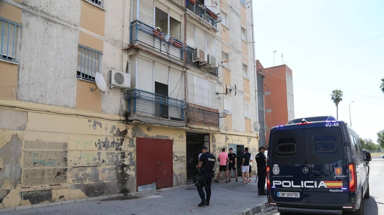 Un gran despliegue policial ha irrumpido este jueves en el barrio de las Tres Mil Viviendas de Sevilla