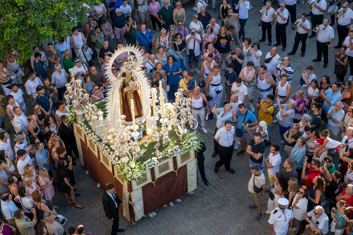 La procesión de la Virgen del Carmen del Puente de Triana, en imágenes