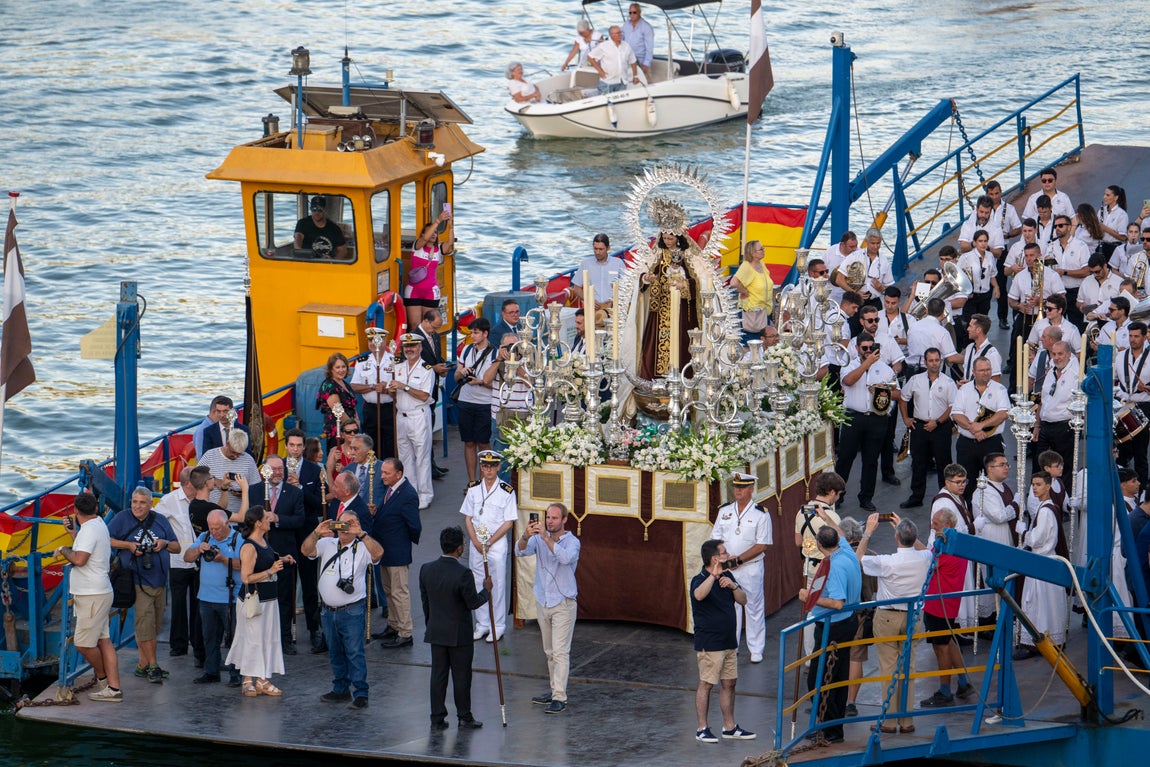 La procesión de la Virgen del Carmen del Puente de Triana, en imágenes