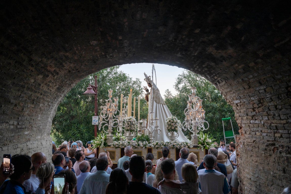 La procesión de la Virgen del Carmen del Puente de Triana, en imágenes
