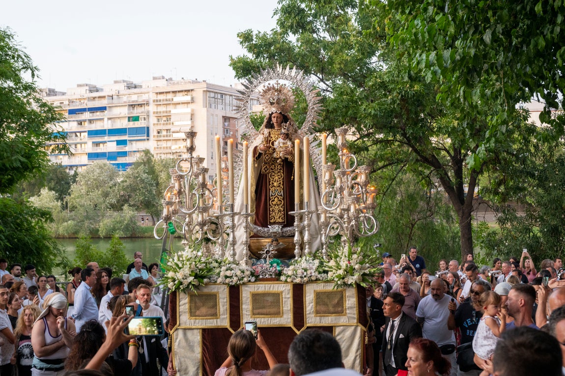La procesión de la Virgen del Carmen del Puente de Triana, en imágenes