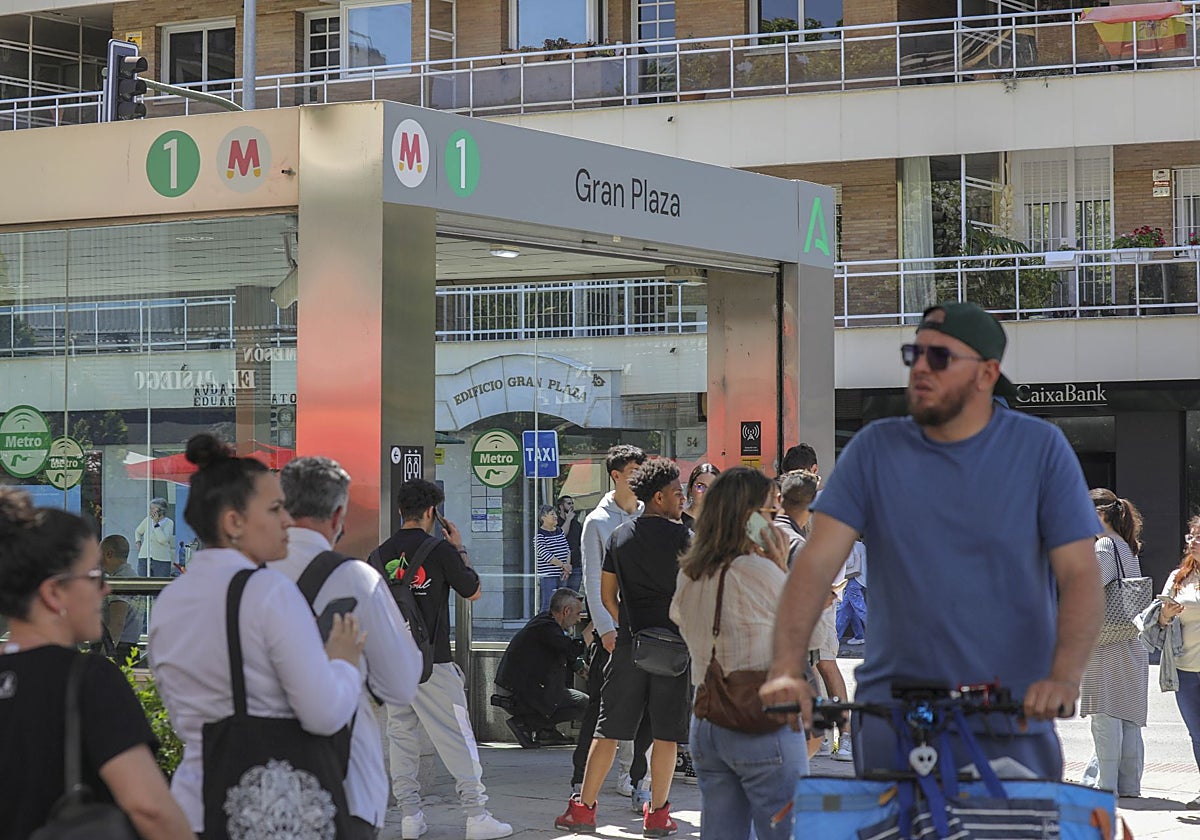 Usuarios en la estación de la línea 1 del metro de la Gran Plaza