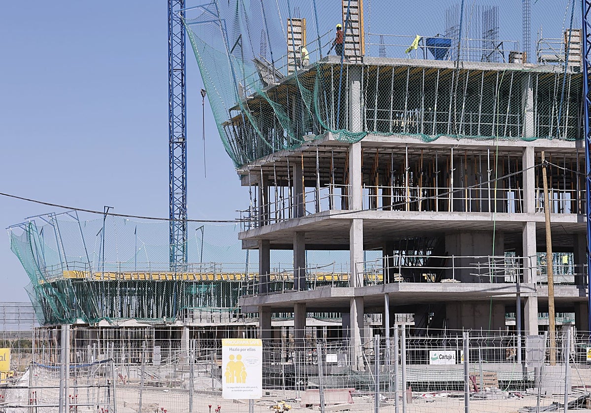 Obras de construcción de varios edificios de VPO en la zona de Palmas Altas