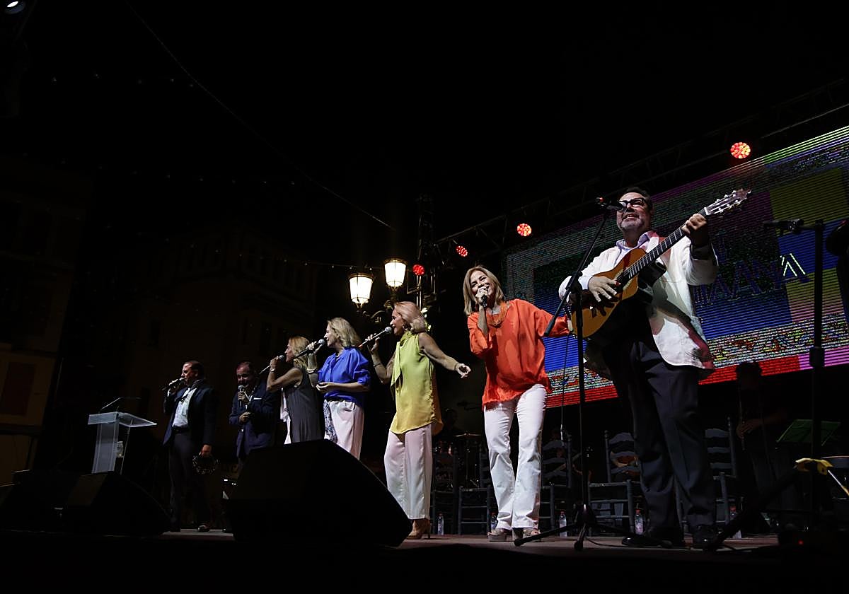 Rafa Almarcha acompañado del resto de integrantes de Siempre Así en el pregón