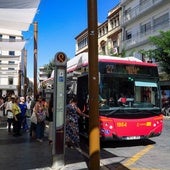 Un autobús de la línea 27 de Tussam en la parada de la Campana