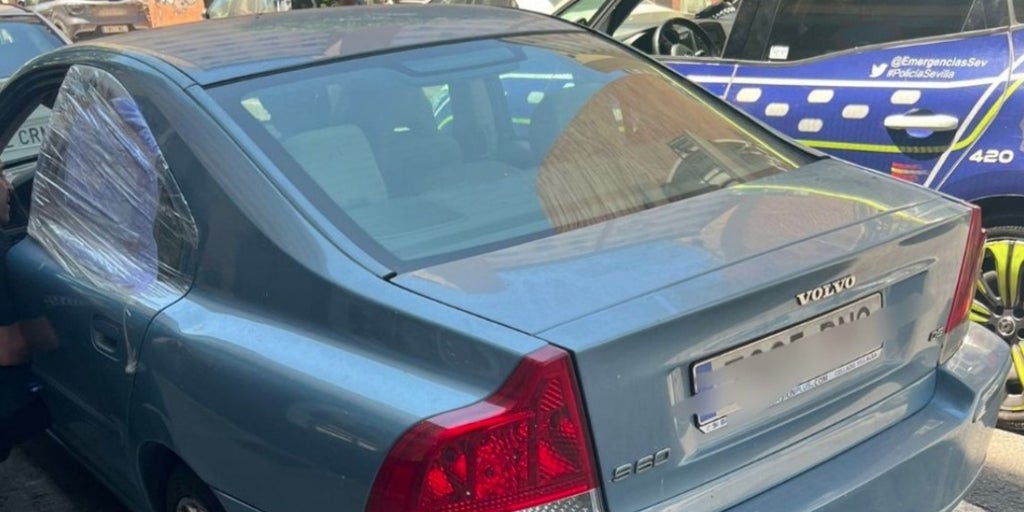 Rescatan en Sevilla a una niña de 5 años a la que su padre dejó abandonada en el coche por atender una llamada