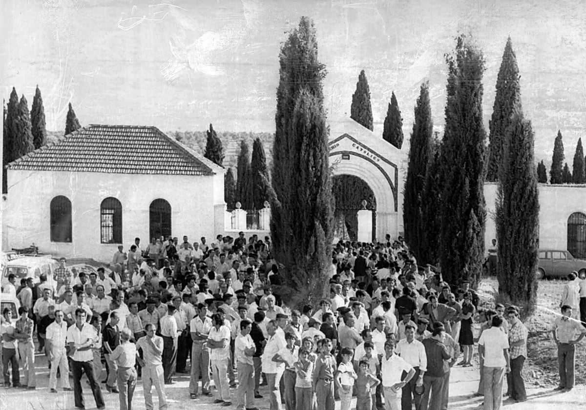 Vecinos de Paradas y familiares de las víctimas en el cortijo de Los Galindos