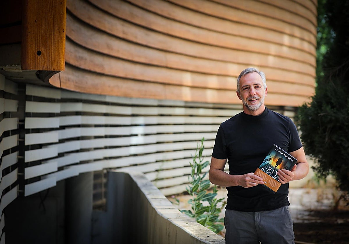 Javier Alandes retrata el mundo de las falsificaciones en el arte en 'El rey de bronce'