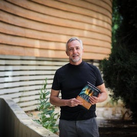 Javier Alandes retrata el mundo de las falsificaciones en el arte en 'El rey de bronce'
