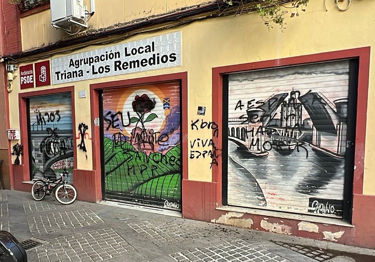 Pintadas en la sede del PSOE en el barrio de Triana