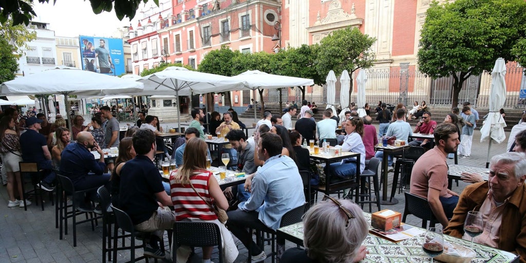 Batalla a los veladores ilegales en el Salvador: Urbanismo expedienta a seis bares de la plaza