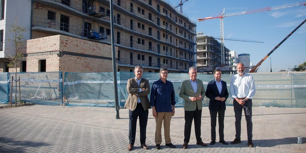 José Luis Sanz presume de su política de vivienda en Palmas Altas, «uno de los barrios con más futuro de Sevilla»