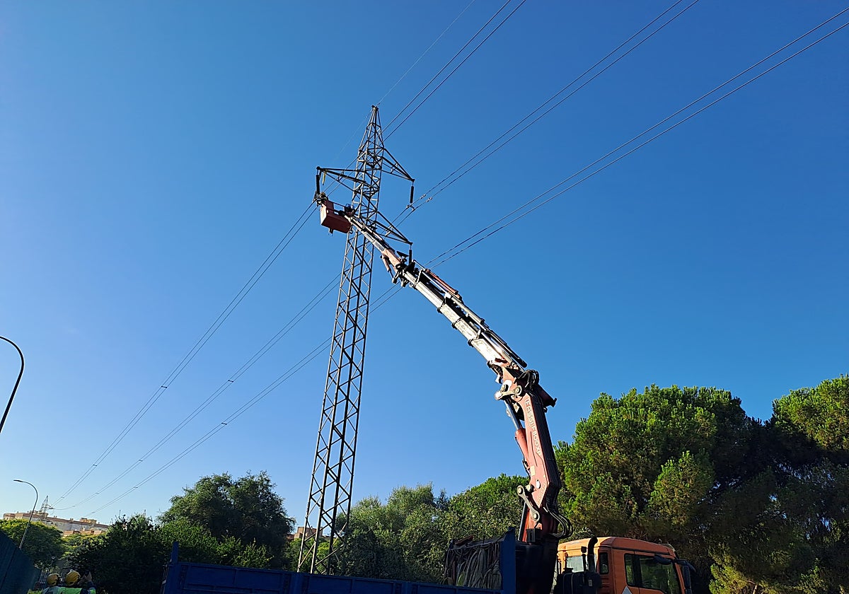 Una torre con los cables de alta tensión de Sevilla Este que serán eliminados en los próximos meses