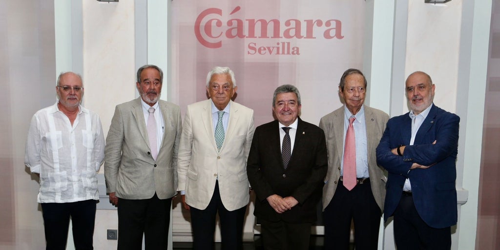Los empresarios sevillanos plantearon al Gobierno ampliar provisionalmente la AP-4 a tres carriles, pero no recibieron respuesta