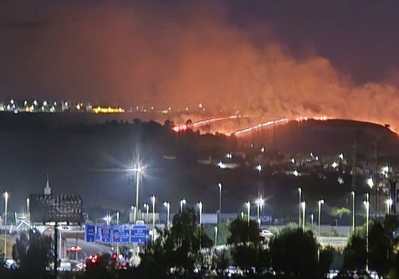 Imagen que se podía ver del monte ardiendo desde las localidades próximas
