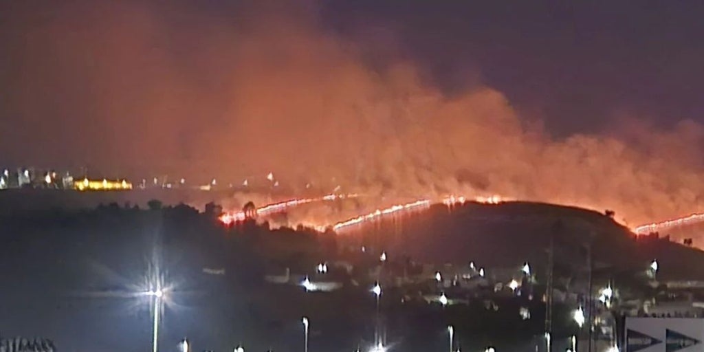 El incendio en Castilleja de Guzmán deja un bombero herido y conductores atrapados