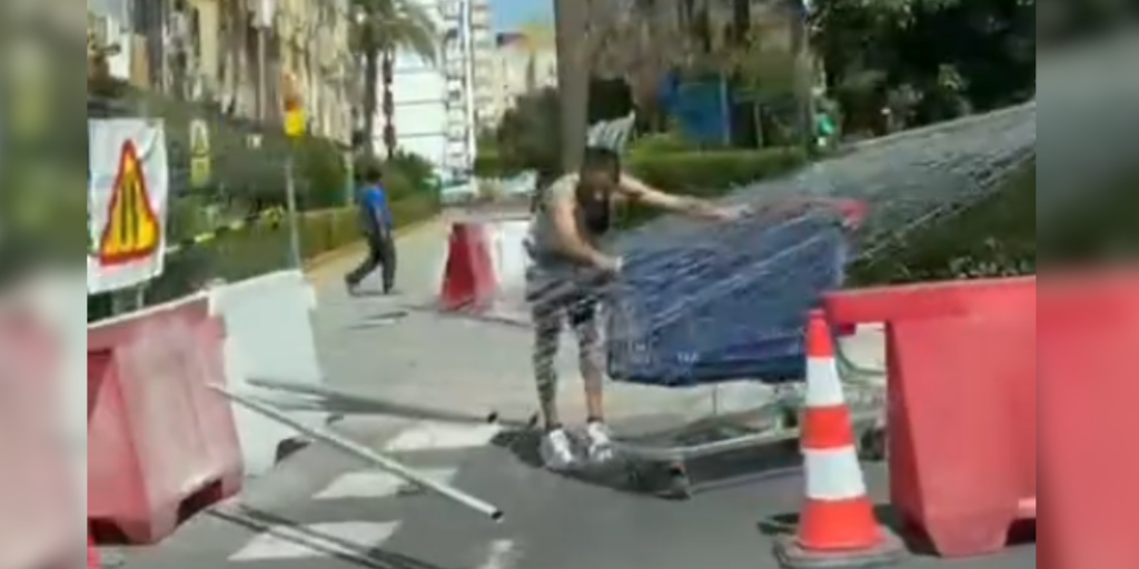 Pillan a un hombre robando las vallas de las obras del Metro de Sevilla: «Increíble pero cierto»