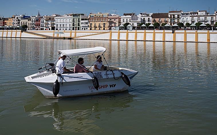 Imagen principal - La nueva forma de moverse en taxi por Sevilla: 15 minutos de La Cartuja al Parque de María Luisa cruzando el Guadalquivir