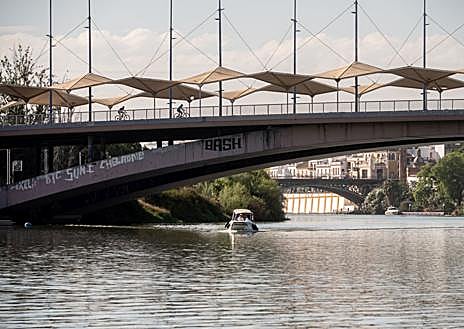 Imagen secundaria 1 - La nueva forma de moverse en taxi por Sevilla: 15 minutos de La Cartuja al Parque de María Luisa cruzando el Guadalquivir