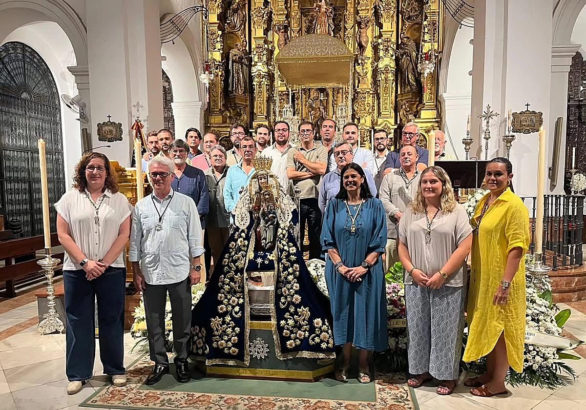 Entrega de un escudo del Santo Entierro a Santa Ana para su procesión en Dos Hermanas