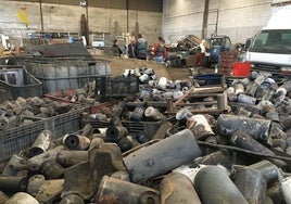 Residuos de los talleres mecánicos acumulados en una nave de Alcalá de Guadaíra