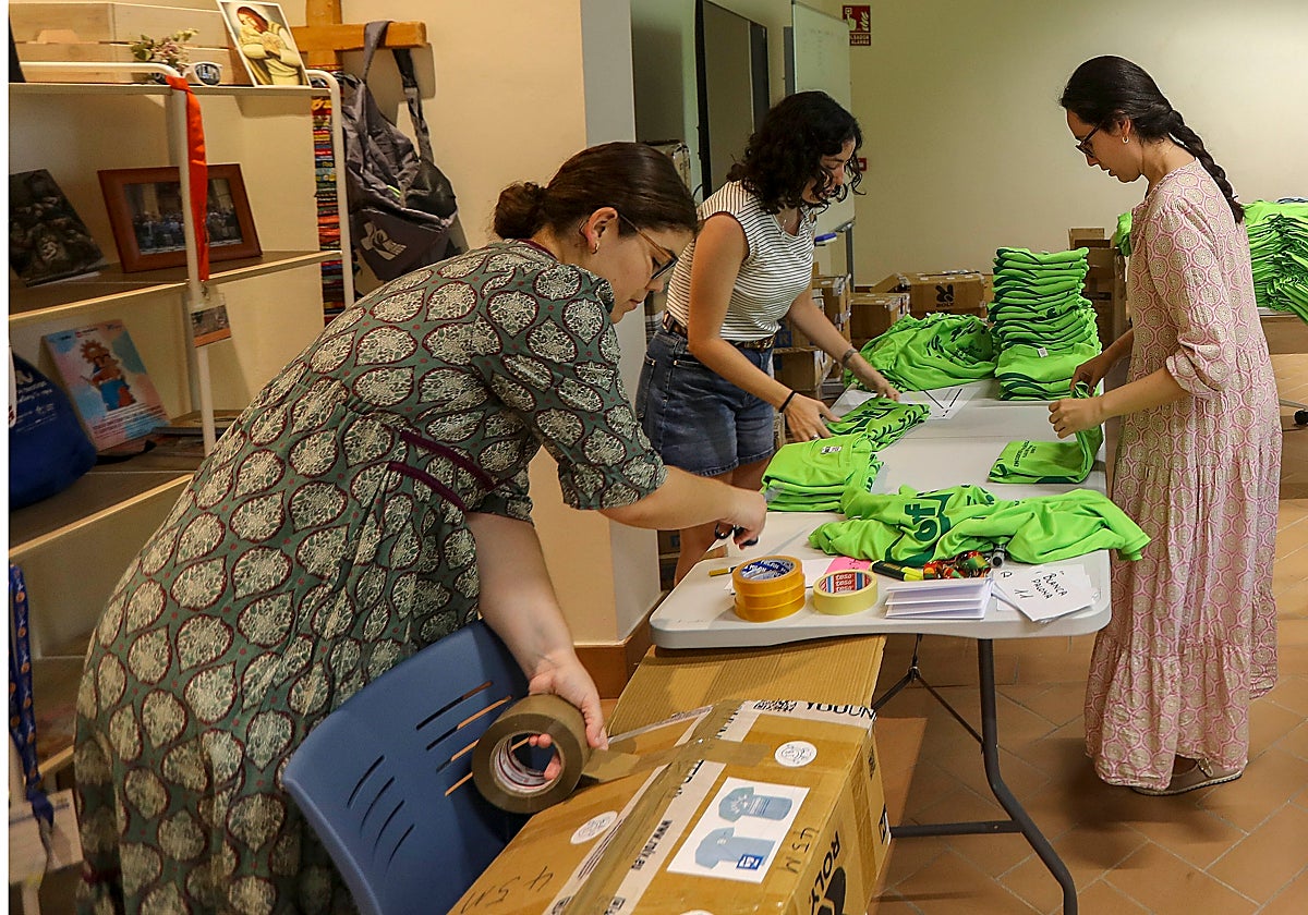 Voluntarias en Santa Clara con los preparativos para la peregrinación a Roma