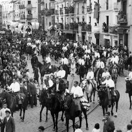 La comitiva del Rocío de Triana por Callao hacia Castilla en 1934