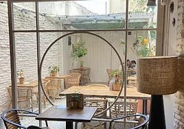 Transforman una cafetería de Sevilla en un apartamento: «El baño de las muchachas es la ducha»